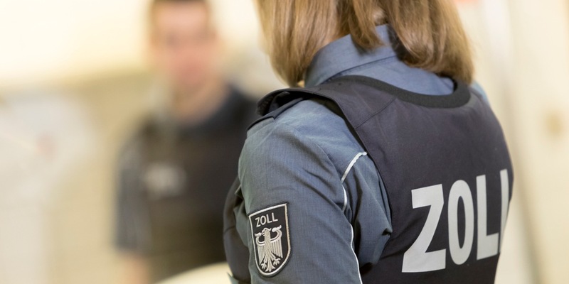 HZA-N: Bunte Waren schwarz verpackt - Foto: Zoll, presseportal.de