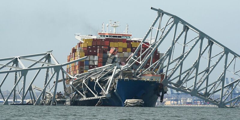 Zum Zeitpunkt des Unglücks befanden sich acht Bauarbeiter auf der Brücke. - Foto: Steve Helber/AP/dpa