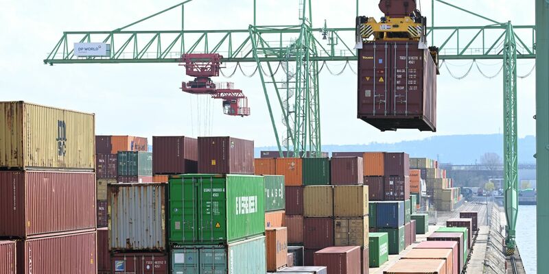 Führende Wirtschaftsforschungsinstitute haben ihre neue Konjunkturprognose vorgestellt (Symbolbild). - Foto: Bernd Weißbrod/dpa