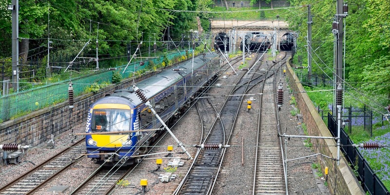 ScotRail rüstet sein Zugpersonal mit Bodycams von Motorola Solutions aus / Bahnbetreiber in Schottland setzt mehr als 1.000 Körperkameras ein, um die Sicherheit in Zügen und Bahnhöfen zu erhöhen - Foto: presseportal.de