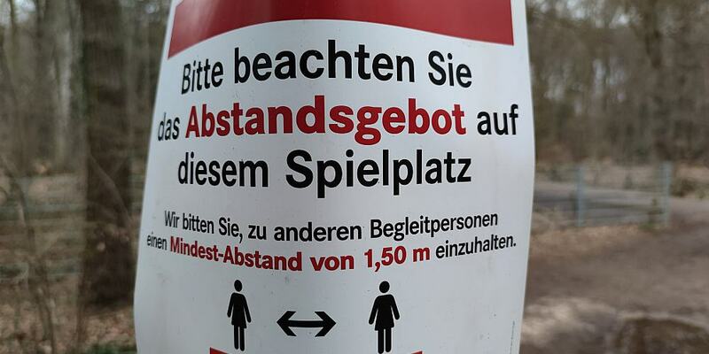 Hinweis auf Abstandsgebot auf Spielplatz (Archiv) - Foto: über dts Nachrichtenagentur