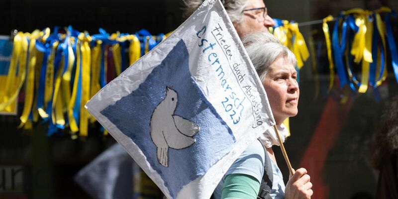 «Es gibt keine Friedenspolitik von Rechts», sagen die Spitzen der Linken im Bundestag. - Foto: Sebastian Gollnow/dpa