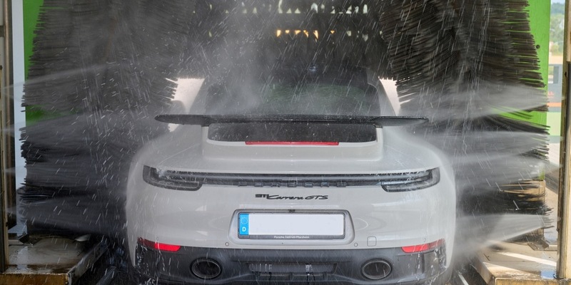 Der richtige Zeitpunkt für die Autowäsche / Jeder zweite Deutsche gibt zu: Das Auto könnte öfter gewaschen werden - Foto: presseportal.de