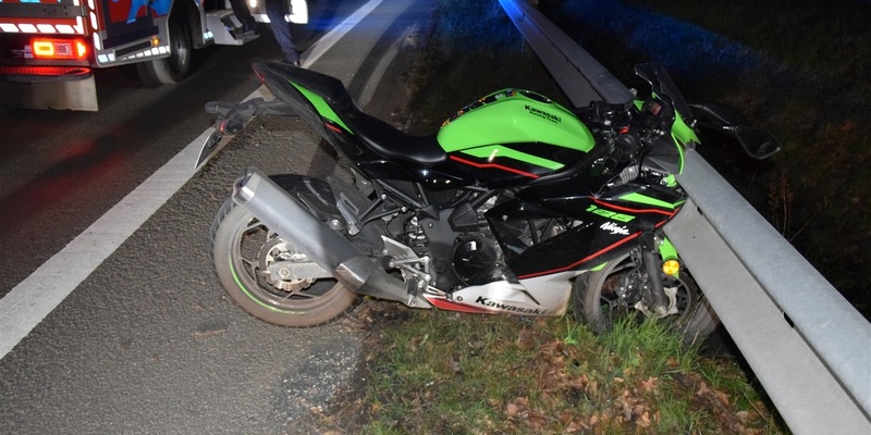 POL-HF: Motorradfahrer kracht gegen Leitplanke- Einmündung übersehen - Foto: presseportal.de