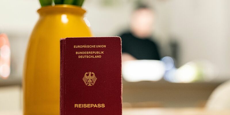 Künftig soll auch der Gang zur Abholung des Passes beim Amt entfallen. - Foto: Hannes P Albert/dpa