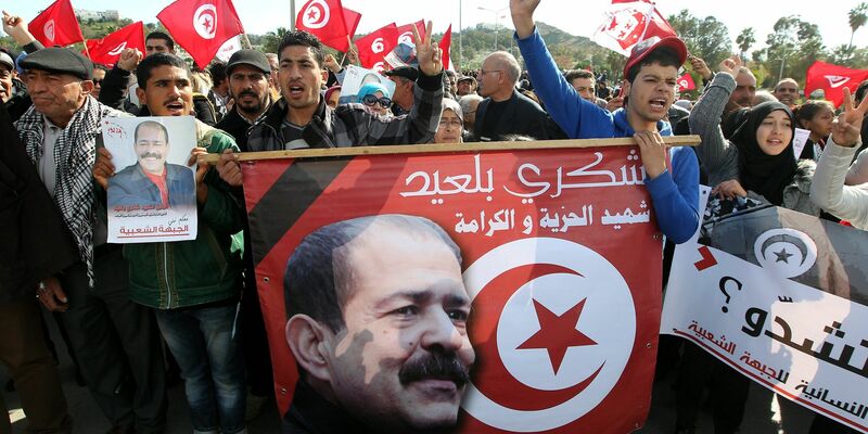 Nach dem Tod von Chokri Belaïd kam es zu Massenprotesten, die zum Sturz der damaligen islamistischen Regierung führten (Archivbild). - Foto: Mohamed Messara/EPA/dpa