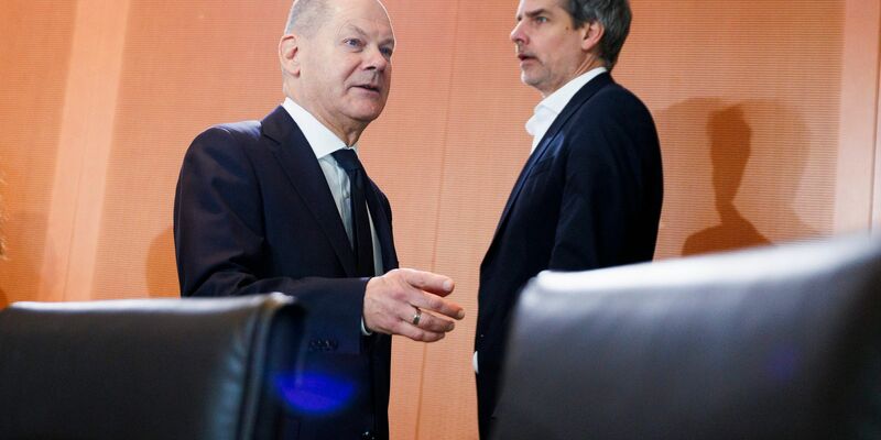 Bundeskanzler Olaf Scholz (l.) im Gespräch mit Regierungssprecher Steffen Hebestreit: «Britische Justiz arbeiet unabhängig und unparteiisch.» - Foto: Carsten Koall/dpa