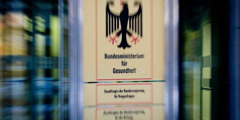 Das Bundesgesundheitsministerium muss sich bei der Auftragsvergabe für die Corona- Impfkampagne Kritik anhören. - Foto: Kay Nietfeld/dpa