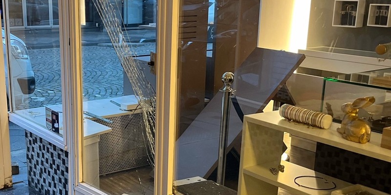 POL-D: Carlstadt - Blitzeinbruch in Schmuckgeschäft - ein Tatverdächtiger nach Flucht mit Diebesgut gefasst - Polizei fahndet nach Mittäter und sucht Zeugen - Foto: presseportal.de