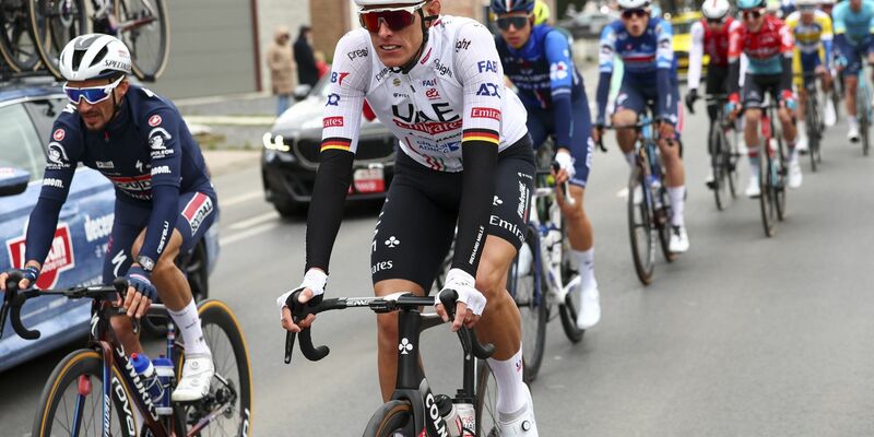 Form wie 2019: Nils Politt (M) vom UAE Team Emirates freut sich auf Kopfsteinpflaster und Regen. - Foto: David Pintens/Belga/dpa