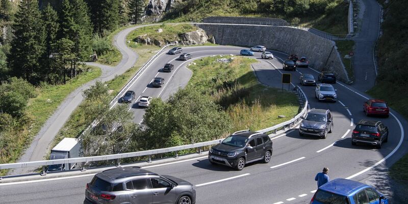 Straßenverkehr in der Nähe des Gotthard-Straßentunnels in der Schweiz. Der neue Polizeivertrag regelt die grenzüberschreitende Zusammenarbeit auch bei der Verfolgung von Straßenverkehrsverstößen. - Foto: Urs Flueeler/KEYSTONE/dpa