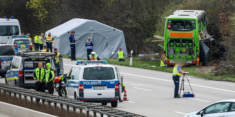 Der Fahrer des auf der A9 verunglückten Busses soll nach Angaben des Busunternehmens alle Lenk- und Ruhezeiten eingehalten haben. - Foto: Jan Woitas/dpa