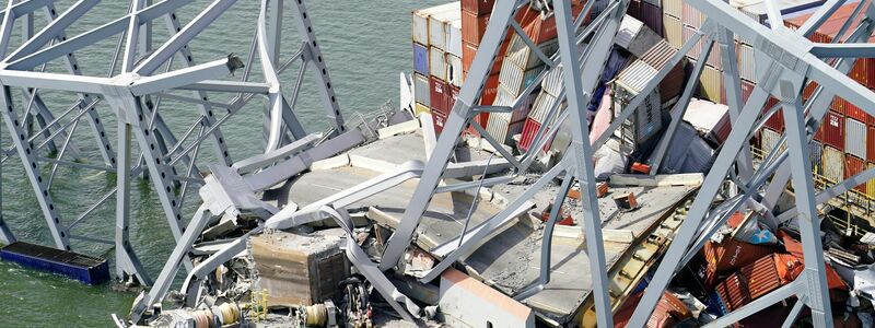 Zur Schiffsladung gehörten 56 Container mit gefährlichen Materialien, etwa ätzende oder entzündliche Stoffe. - Foto: Uncredited/Maryland National Guard/AP/dpa