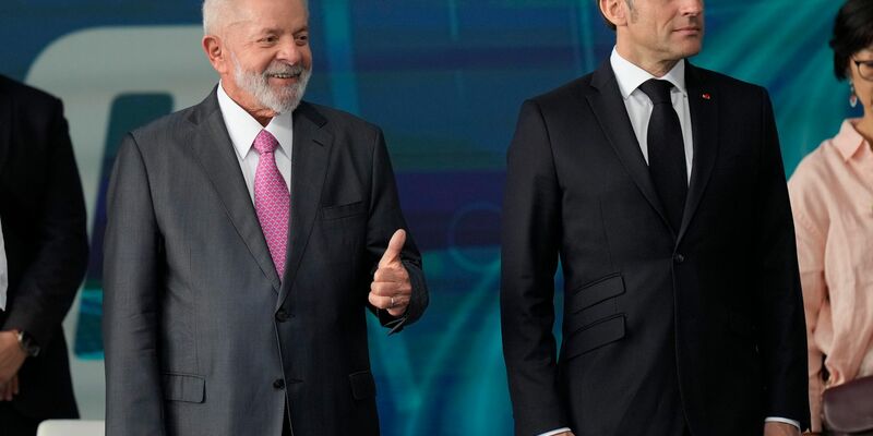 Frankreichs Präsident Emmanuel Macron (r), ist zu Besuch bei seinem brasilianischen Amtskollegen Luiz Inacio Lula da Silva. - Foto: Silvia Izquierdo/AP/dpa