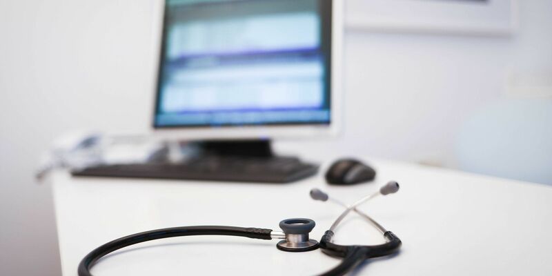 Wollen Eltern das Kinderkrankengeld in Anspruch nehmen, brauchen sie eine ärztliche Bescheinigung. - Foto: Christian Charisius/dpa