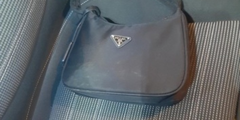 BPOL-FL: Husum - Reisende vergisst Handtasche auf Bahnsteig - Bundespolizei hilft und warnt vor Taschendieben - Foto: presseportal.de