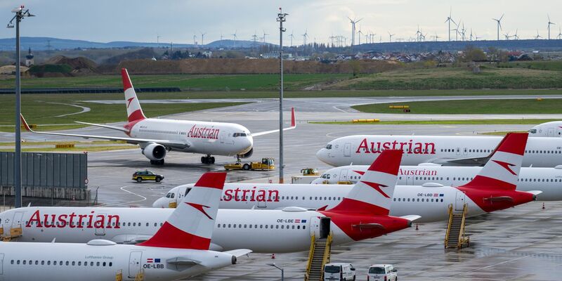 Flugzeuge der Austrian Airlines  (AUA) am Flughafen Wien-Schwechat. - Foto: Georg Hochmuth/APA/dpa