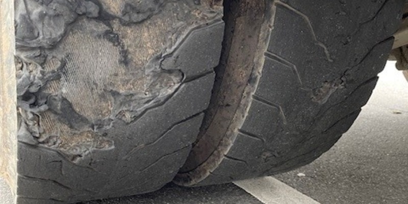 POL-DA: Erbach: Sattelzug mit desolater Bereifung/Polizei untersagt Weiterfahrt - Foto: presseportal.de