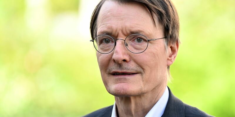 «Möchte einfach, dass hier nicht erst der Hauch eines Eindrucks entsteht, hier würde seitens des Robert Koch-Instituts irgendetwas bewusst verborgen ...»: Gesundheitsminister Karl Lauterbach. - Foto: Federico Gambarini/dpa