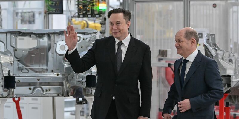 Kanzler Scholz (r) mit Tesla-Chef Elon Musk bei der Eröffnung der Tesla-Fabrik Berlin Brandenburg vor gut zwei Jahren. - Foto: Patrick Pleul/dpa/POOL/dpa