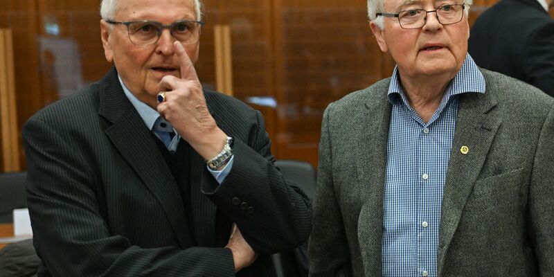 Theo Zwanziger (l), früherer DFB-Präsident, und Horst R. Schmidt, früherer DFB-Generalsekretär, bei der Fortsetzung im Sommermärchen-Prozess. - Foto: Arne Dedert/dpa/POOL/dpa