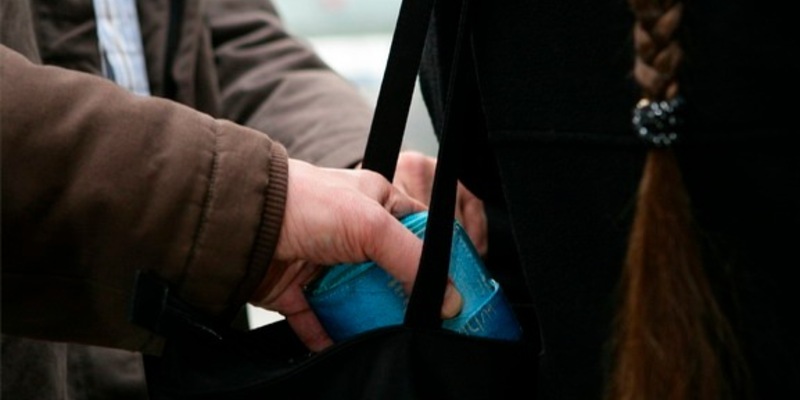 BPOL NRW: Geben Sie Taschendieben keine Chance - Bundespolizei warnt zur Osterreisezeit mit ihren Präventionsbeamten vor Taschendieben - Foto: presseportal.de
