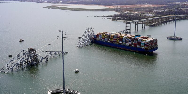 Das Containerschiff «Dali» steckt unter einem Teil der Francis Scott Key Bridge fest. - Foto: Uncredited/Maryland National Guard/AP/dpa