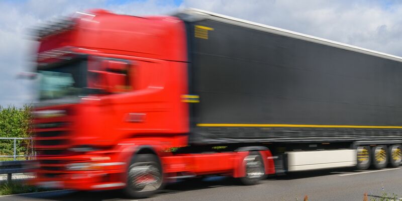 Die Lkw-Hersteller bestreiten, dass den Käufern durch das Kartell ein Schaden entstanden sei. - Foto: Patrick Pleul/zb/dpa