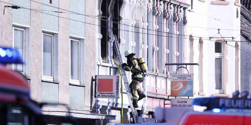 Bei dem Drama konnte sich eine Familie nicht mehr aus dem Dachgeschoss retten. - Foto: David Young/dpa