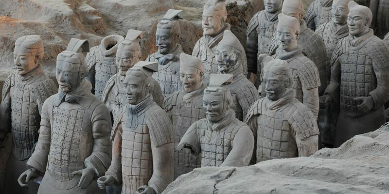 Einige Soldatenfiguren der sogenannten Terrakotta-Armee im Mausoleum Qin Shihuangdis. - Foto: Penghua/SIPA Asia via ZUMA Wire/dpa