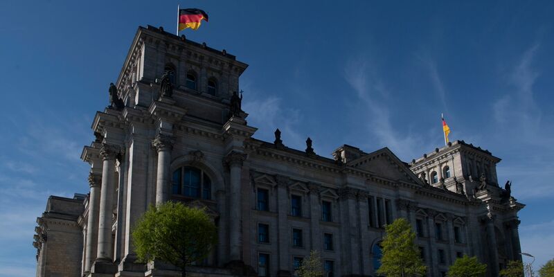 Der Sitz des Bundestages: Das Reichstagsgebäude in Berlin. - Foto: Paul Zinken/dpa