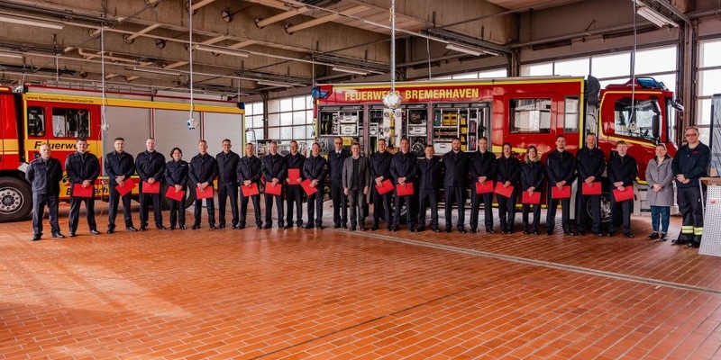 FW Bremerhaven: Verbeamtungen und Neueinstellungen bei der Feuerwehr Bremerhaven - Foto: presseportal.de