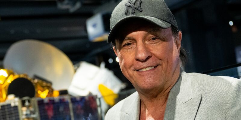 Ist mit Major Tom zurück in den Charts: Sänger Peter Schilling. - Foto: Lennart Preiss/dpa