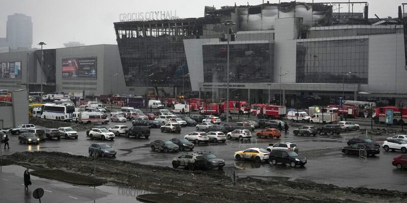 Das abgebrannte Veranstaltungszentrum Crocus City Hall nach dem terroristischen Anschlag. - Foto: Alexander Zemlianichenko/AP/dpa