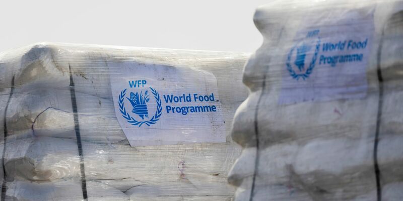 Humanitäre Hilfsgüter des Welternährungsprogramm der Vereinten Nationen am Grenzübergang Kerem Schalom zum Gazastreifen auf israelischer Seite. - Foto: Christoph Soeder/dpa-Pool/dpa