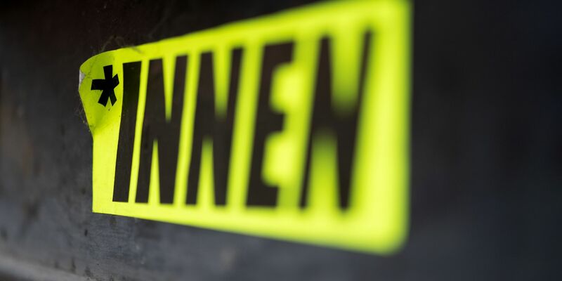 «Nicht länger erlaubt sind verkürzte Formen mit Sonderzeichen wie beispielsweise dem Genderstern, dem Doppelpunkt und dem Binnen-I.» - Foto: Marijan Murat/dpa