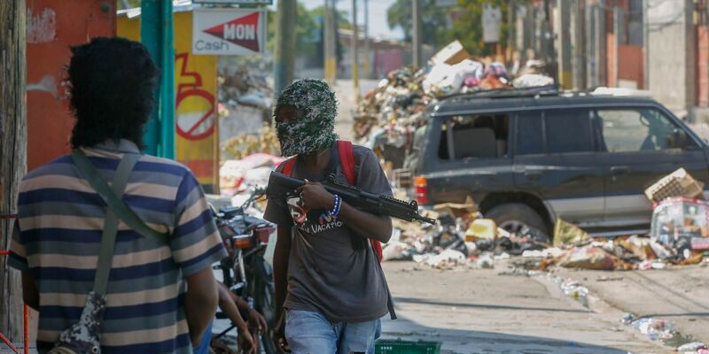 Bewaffnete Mitglieder der Bande G9 and Family an ihrer Straßensperre im Viertel Delmas 6 in Port-au-Prince. - Foto: Odelyn Joseph/AP/dpa