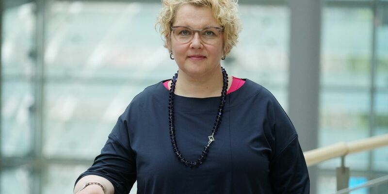 Maike Finnern berichtet, viele Lehrkräfte hätten Angst, sie könnten Ärger bekommen, wenn sie auf Demos gegen rechts gingen. - Foto: Sebastian Willnow/dpa