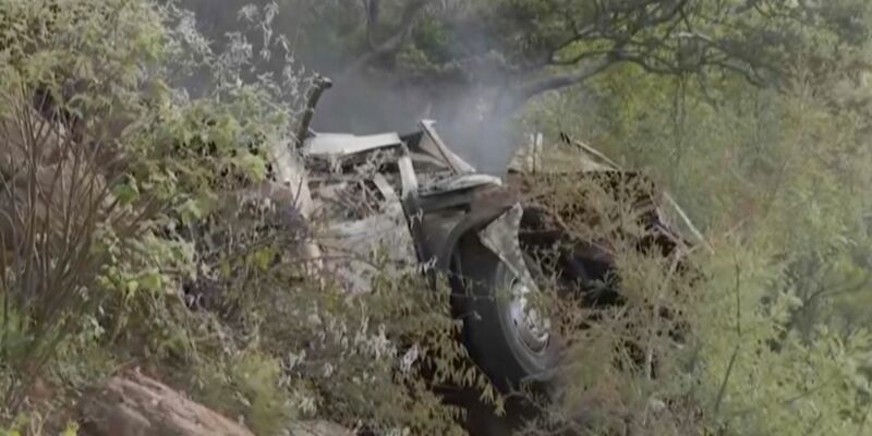 Die genaue Unfallursache wird noch ermittelt. - Foto: Uncredited/eNCA/AP/dpa