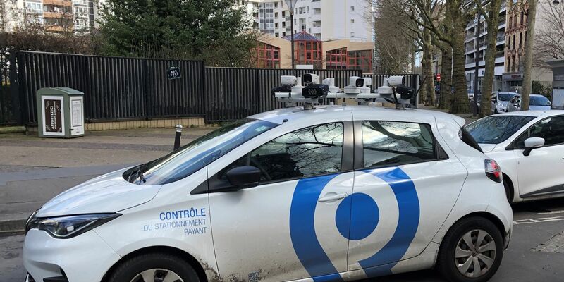 Ein Scan-Auto überprüft, ob für abgestellte Autos die Parkgebühren bezahlt wurden. - Foto: Michael Evers/dpa