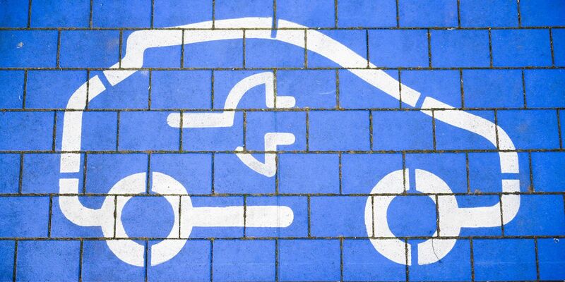 Etwa jeder 35. Pkw auf deutschen Straßen ist ein Elektroauto. - Foto: Julian Stratenschulte/dpa