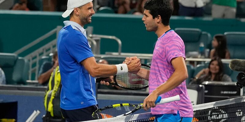 Grigor Dimitrov (l) und Carlos Alcaraz geben sich nach dem Match die Hand. - Foto: Marta Lavandier/AP