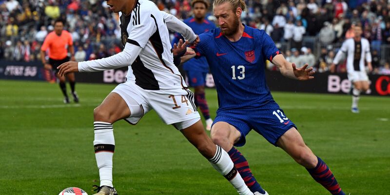 Deutschlands Jamal Musiala und der US-Amerikaner Tim Reamm liefern sich einen Zweikampf um den Ball. - Foto: Federico Gambarini/dpa/Archivbild