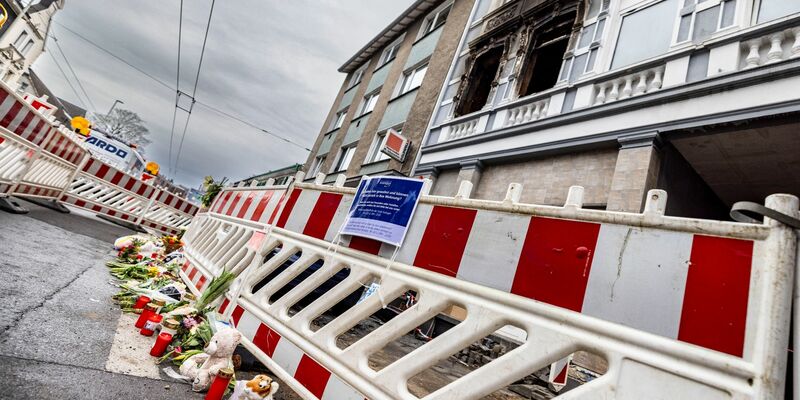 Bei einem Wohnhausbrand in Solingen in NRW waren am Montagmorgen vier Menschen ums Leben gekommen, mehrere wurden verletzt. - Foto: Christoph Reichwein/dpa