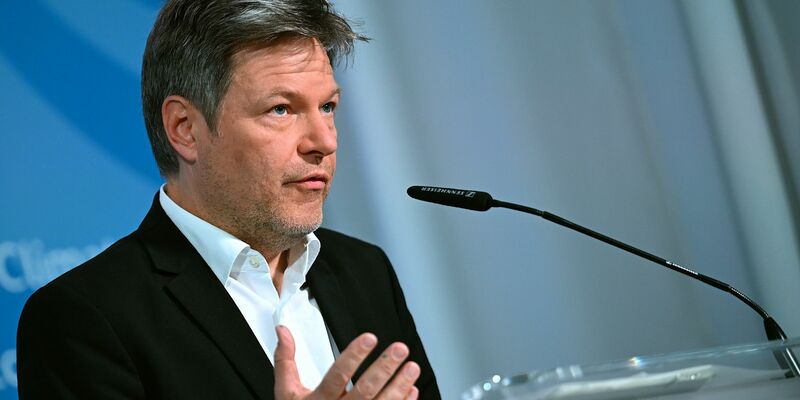 Bundeswirtschaftsminister Robert Habeck: «Derjenige, der den Frieden gefährdet, ist Putin». - Foto: Britta Pedersen/dpa