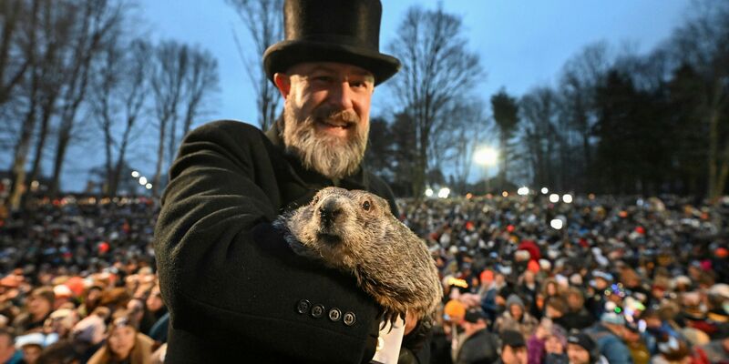 Erst vor wenigen Wochen sagte Murmeltier Punxsutawney Phil - hier gehalten von Murmeltierbetreuer A.J. Dereume - einen frühen Frühling für dieses Jahr voraus. - Foto: Barry Reeger/AP/dpa