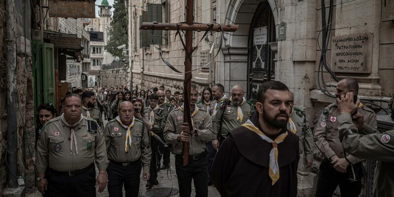 Auf dem Weg zu seiner Kreuzigung musste Jesus der Bibel zufolge Geißelungen, Peitschenhiebe und Demütigungen erleiden. - Foto: Ilia Yefimovich/dpa