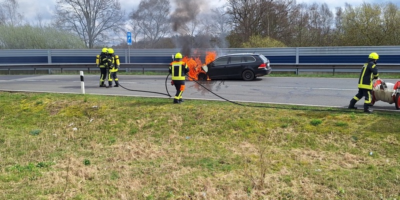 FW-ROW: Brennt Auto auf Autobahnabfahrt - Foto: presseportal.de