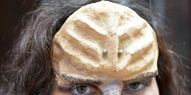 Ein Fan mit Klingonen-Stirn - «Ich hätte nie gedacht, dass mal so viele Menschen Klingonisch lernen», sagte dessen Entwickler, der US-amerikanische Sprachwissenschaftler Marc Okrand über den Zuspruch zu seiner Sprache. - Foto: Caroline Seidel/dpa