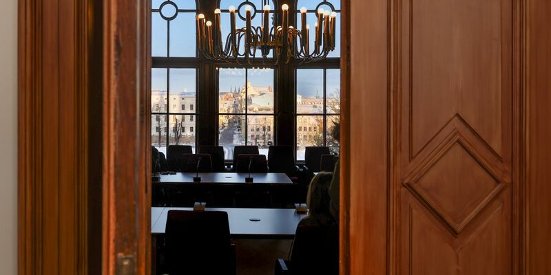 Der Parlamentarische Untersuchungsausschuss befragt im Schloss Schwerin Zeugen. Der Ausschuss soll im Hinblick auf etwaige Verbindungen der Stiftung Klima- und Umweltschutz MV zur Pipeline Nord Stream 2 und anderen Unternehmen untersuchen. - Foto: Ulrich Perrey/dpa